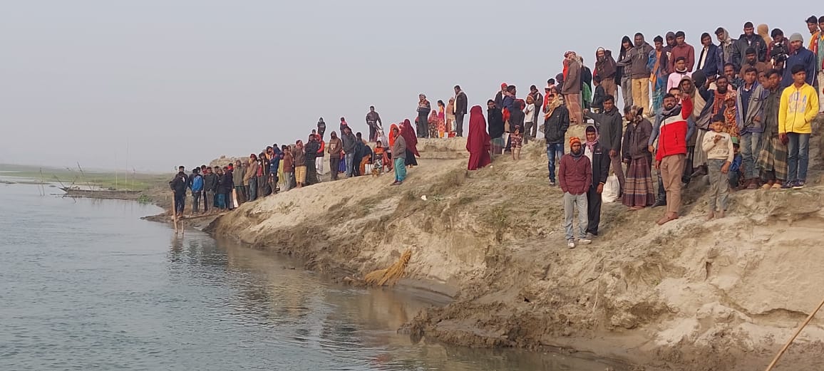 কুড়িগ্রামের দুধকুমারে নৌকাডুবির ঘটনায় এক নারী নিখোঁজ : উদ্ধারে কাজ করছে ফায়ার সার্ভিসের ডুবুরি