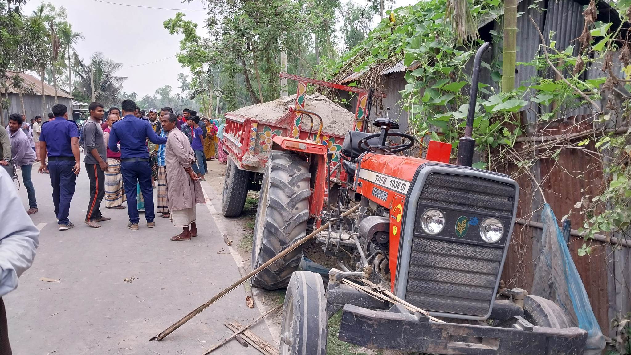 ফুলবাড়িতে বালু বোঝাই ট্রাক্টরের চাপায় শিশু নিহত